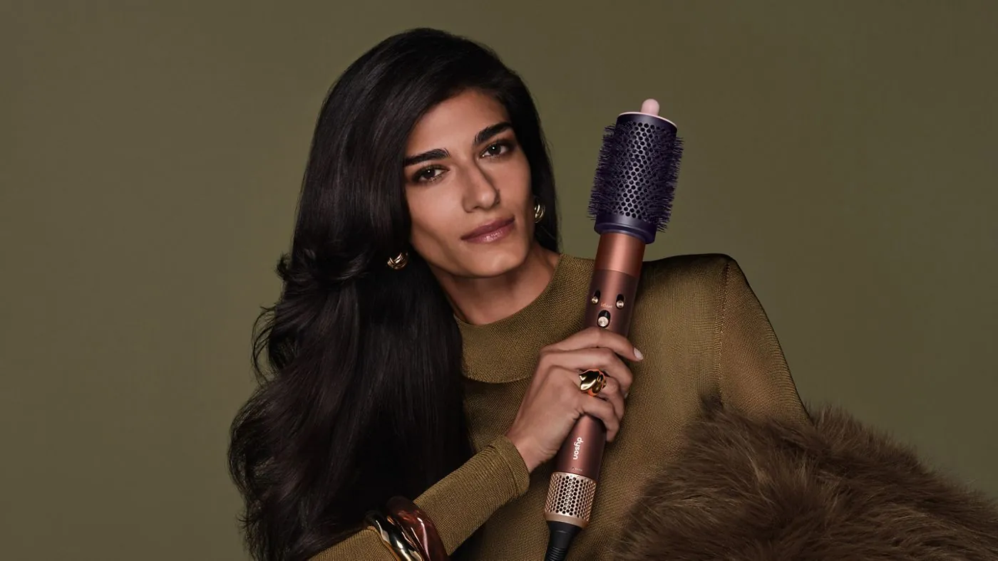 Модель с Dyson Airwrap i.d.