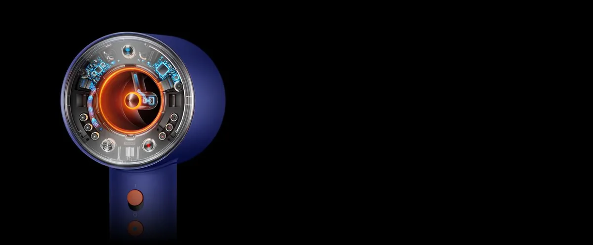Прозрачная капсула Dyson Supersonic Nural с подсвеченными электронными компонентами