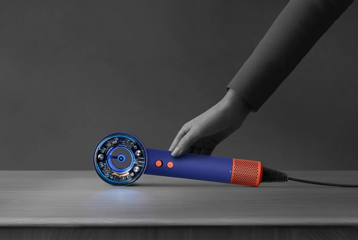Dyson Supersonic Nural лежит на поверхности в режиме Pause detect