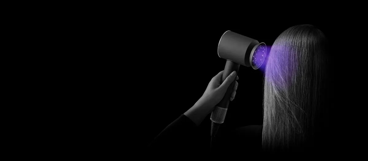 Схема работы датчика расстояния Dyson Supersonic Nural рядом с волосами